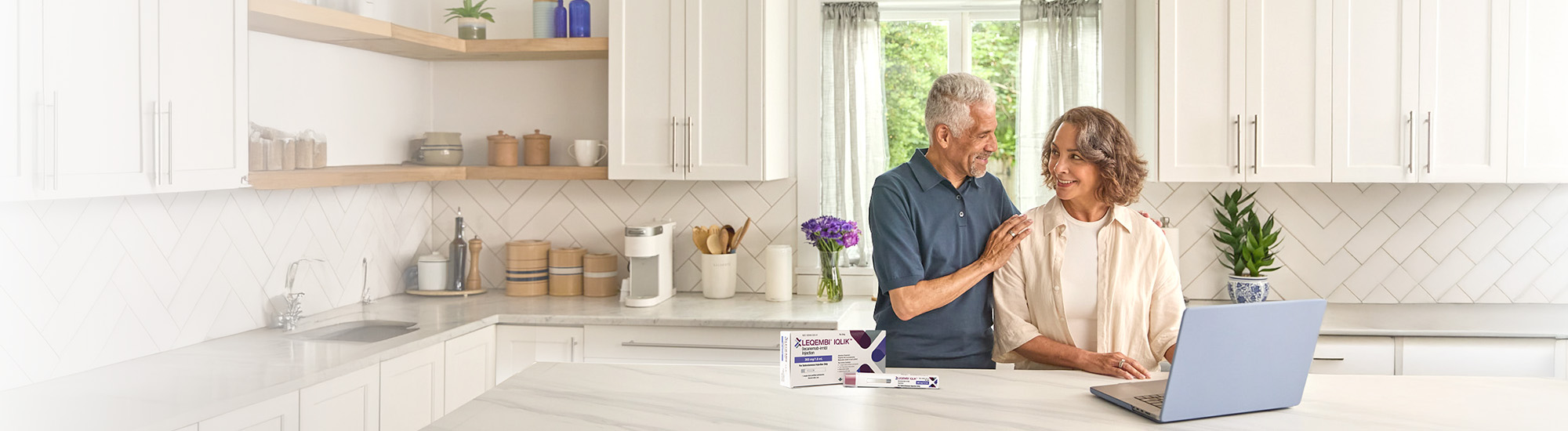 A couple in the kitchen, getting ready to inject LEQEMBI IQLIK